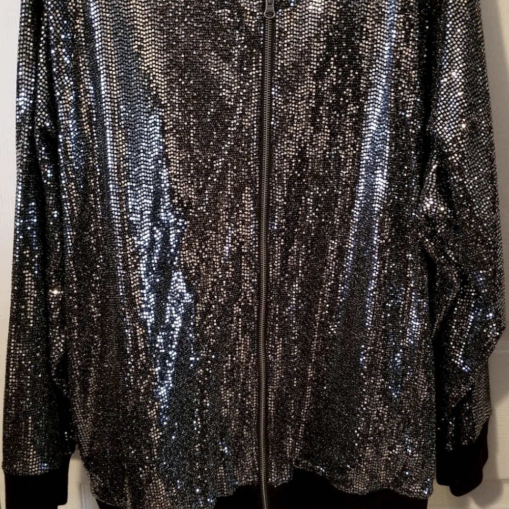 Sparkling jacket with a hood.